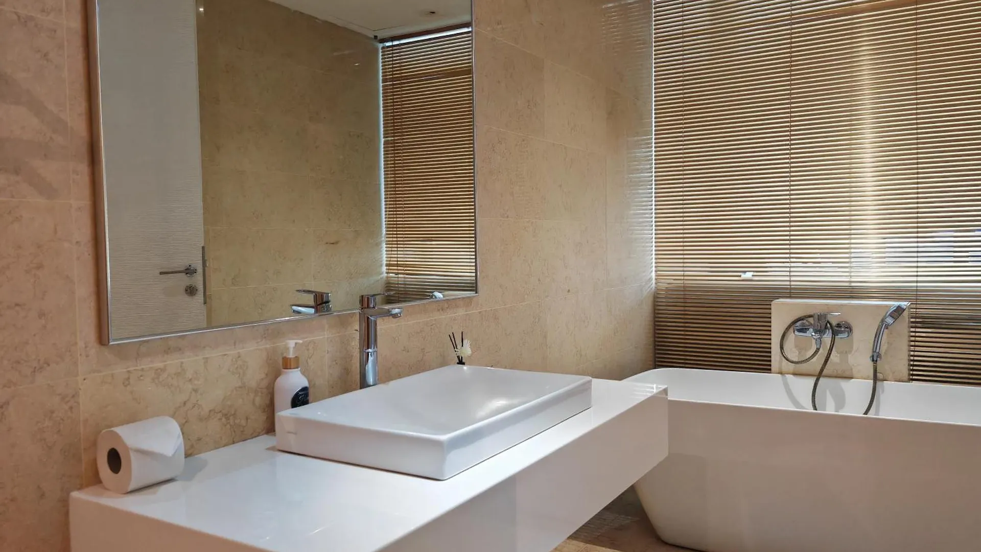 Luxe Romance With Seaview & Bathtub - Jazz Suites By Ocean Luxe Tanjung Tokong
